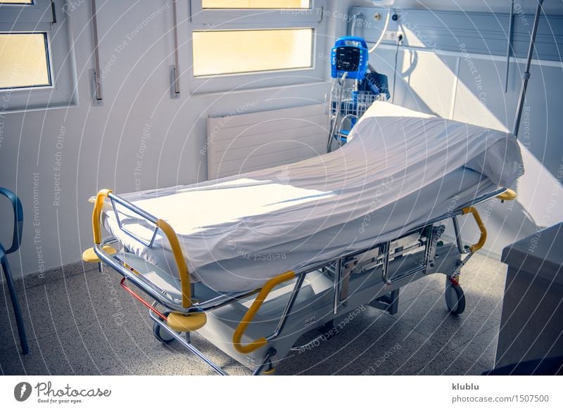 Leeres Bett auf Krankenhaus-Bezirk Gesundheitswesen Behandlung Krankheit Wellness Erholung Sauberkeit Tod Versicherung Raum Etage zwei Unterstützung medizinisch