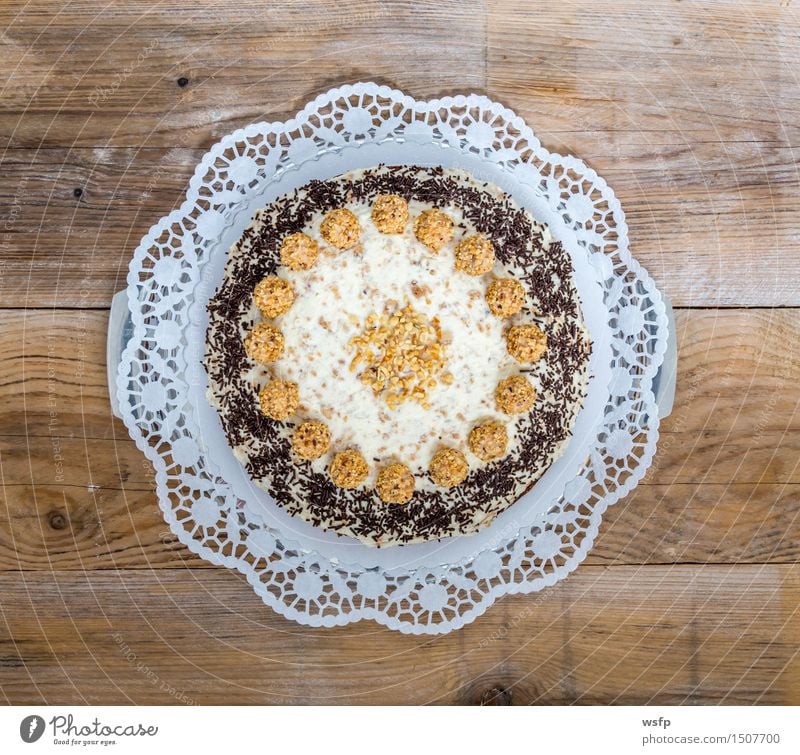 Mandel Nuss Torte auf rustikal Holz Kuchen Dessert frisch Schokoladenstreusel Backwaren klassisch Tortenguss Biskuit Holztisch Landhaus Vogelperspektive