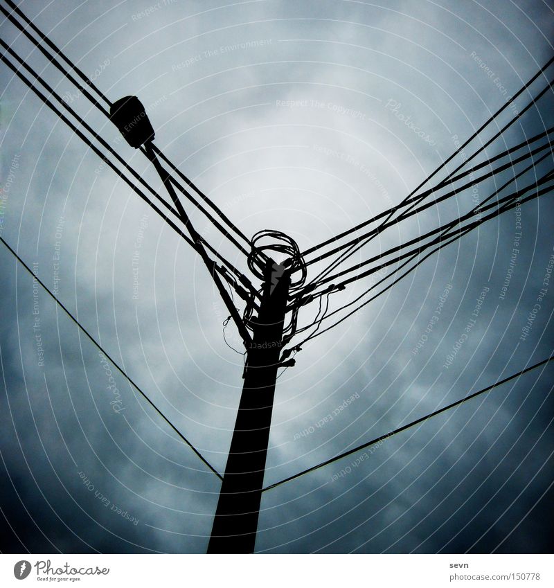 Strommast Elektrizität Kabel Verbindung Dämmerung Wolken dunkel Gewitter Sturm diagonal Detailaufnahme Angst Panik Australien Neigung