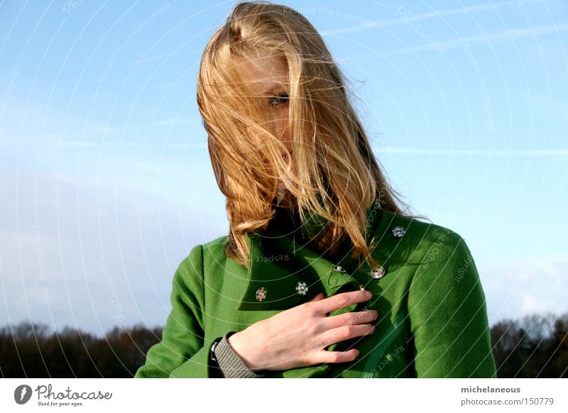 geheimnis grün Mantel Himmel Knöpfe Haare & Frisuren verraten Horizont verstecken geheimnisvoll blau blond Winter schön Jugendliche