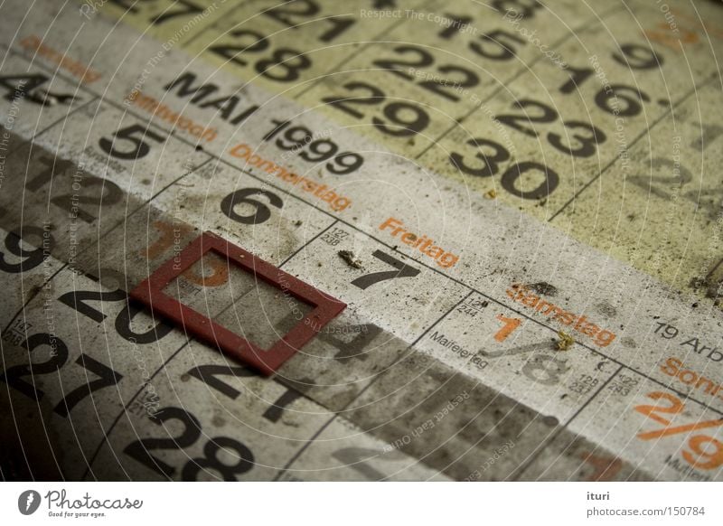 Verdammt lang her. Kalender alt Staub Mai zählen Ziffern & Zahlen Altbier Bezugspunkt zeit Verfall Verlassen Termin & Datum