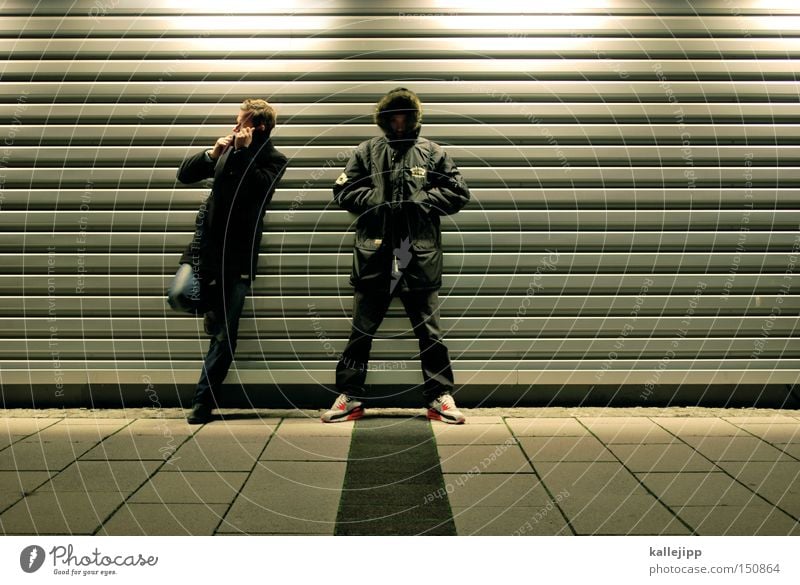 wo is das vögelchen? Mann Mensch Band 2 Paar Garage stehen warten kalt Winter Lifestyle Rapper Tonband Jacke Mantel Mode paarweise