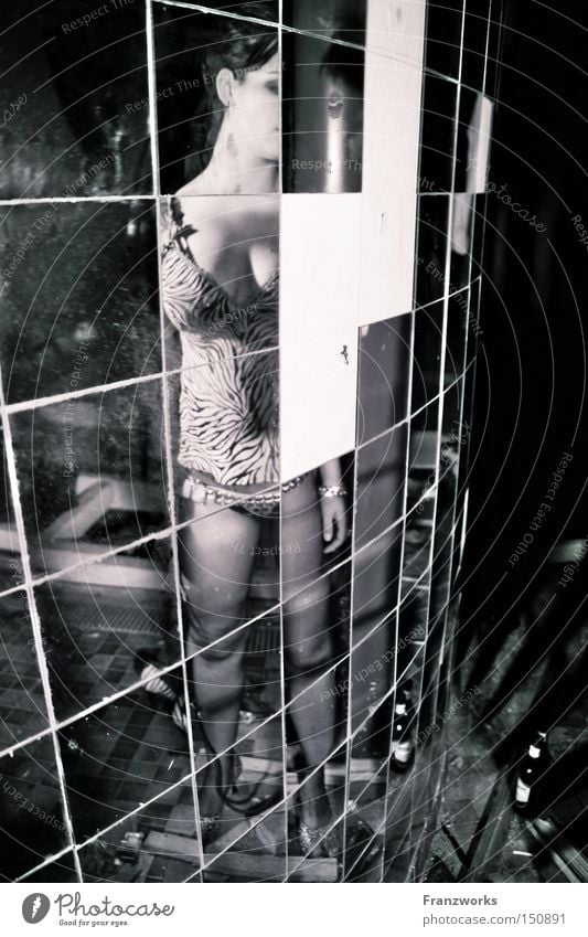 Durch einen Spiegel... Fliesen u. Kacheln Frau Erotik Frauenbrust dunkel unheimlich gruselig Reflexion & Spiegelung geheimnisvoll unklar mystisch schön feminin