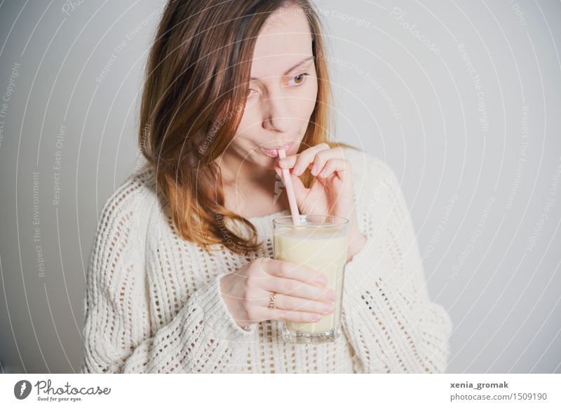 eine Pause Ernährung Diät Fasten Getränk trinken Erfrischungsgetränk Milch Longdrink Cocktail Becher Glas Trinkhalm Lifestyle schön Körperpflege Gesundheit