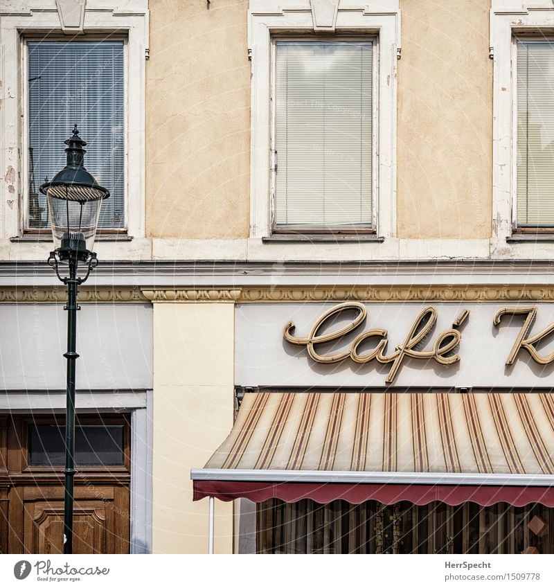 Herr K hat ein Café eröffnet Wohlgefühl Städtereise Restaurant Österreich Bundesland Niederösterreich Haus Bauwerk Gebäude Architektur Fassade Fenster Tür