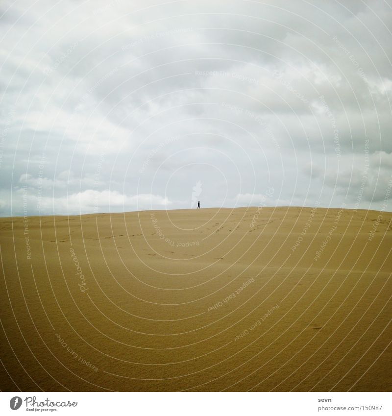 Dünenmädchen Stranddüne Sand Wüste Australien gelb Himmel Wolken Sandkorn Wellen Ferne groß klein wandern Spielen