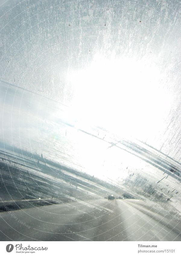 Autobahnfahrt in die Wintersonne Gegenlicht Windschutzscheibe Verkehr Sonne Schnee
