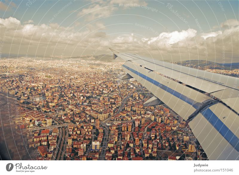 Himmel über Istanbul Flugzeug Tragfläche Stadt Wolken Haus klein blau braun Mensch oben unten fliegen Türkei Flughafen Luftverkehr