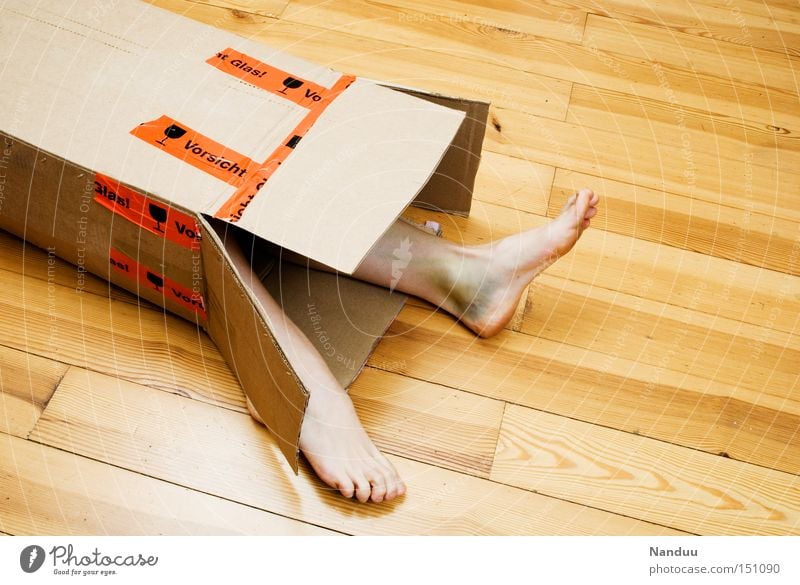 Reklamationsfall Mensch Beine Fuß Paket liegen kaputt Schwäche Ware Bluterguss Schachtel Kiste umgefallen packen entladen zerbrechlich Parkett Bodenbelag
