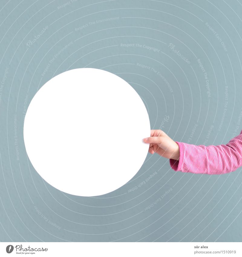 O Kindererziehung Bildung Schule lernen Kleinkind Mädchen Hand 1 Mensch 3-8 Jahre Kindheit rund blau rosa weiß Kreis kreisrund stoppen Hintergrundbild Farbfoto