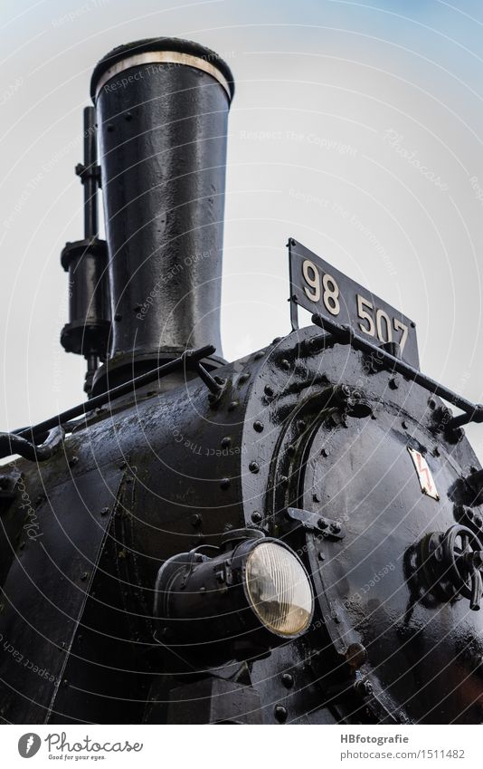 Zugkraft Lokomotive Schienenverkehr stark schwarz Dampflokomotive Schornstein Wasserdampf Rauch Lokführer Eisenbahn Farbfoto Außenaufnahme Tag