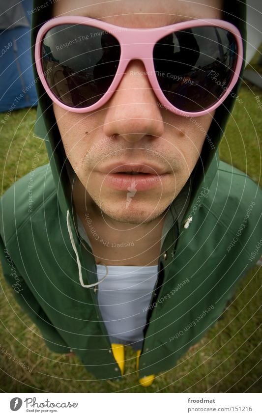 durch die rosa brille Regenmantel Gummistiefel Gesicht Mann Sonnenbrille Coolness Jugendliche Weitwinkel Mund lässig Fischauge verrückt Nase Kopf Verzerrung