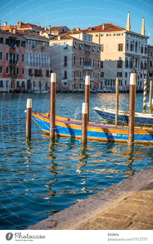 Zwei Boote machten in einem Kanal in Venedig Italien fest Meer Insel Motor Stadt Gebäude Architektur Verkehr Wasserfahrzeug Holz alt Bars Europa historisch