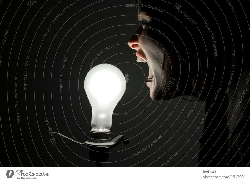 - - - Lampe Technik & Technologie Frau Erwachsene schreien dunkel hell Glühbirne Elektrizität elektronisch Elektrisches Gerät skurril unheimlich außergewöhnlich