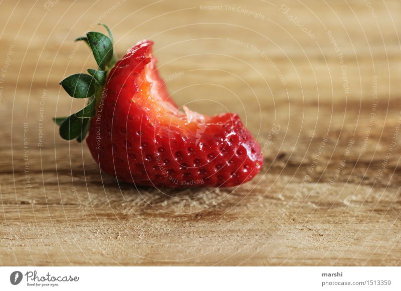 ein Biss Geschmack Lebensmittel Frucht Ernährung Essen Bioprodukte Vegetarische Ernährung Diät Fingerfood Stimmung Erdbeeren Geschmackssinn geschmackvoll rot