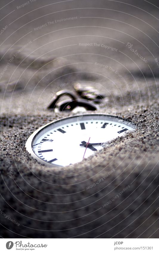 zeitlos part I Zeit Uhr Taschenuhr verlieren verloren Sand Strand vermissen entdecken Uhrenzeiger Haufen verdeckt Makroaufnahme Nahaufnahme time watch