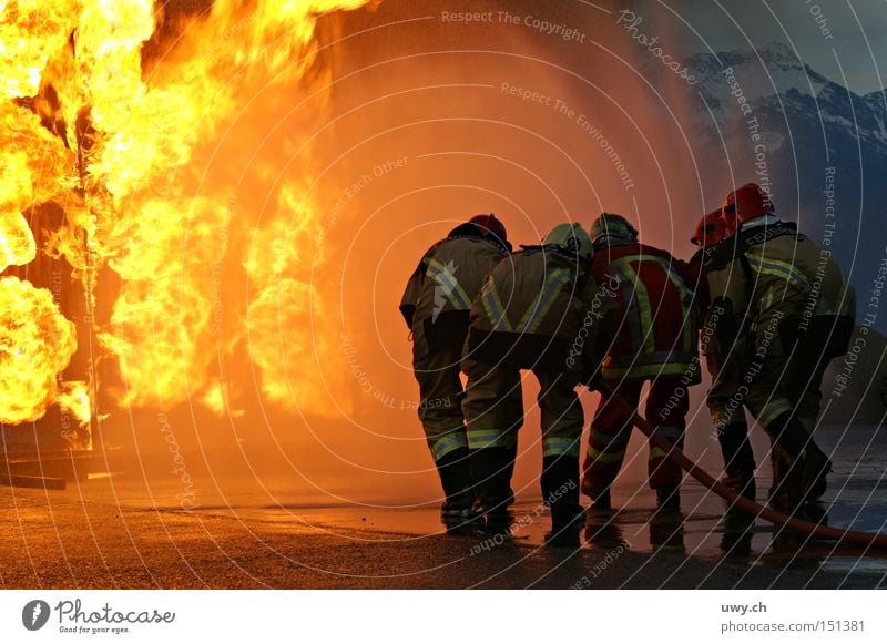 Firefighter Brand Feuerwehr Flamme Desaster üben löschen Wärme gefährlich Öffentlicher Dienst bedrohlich