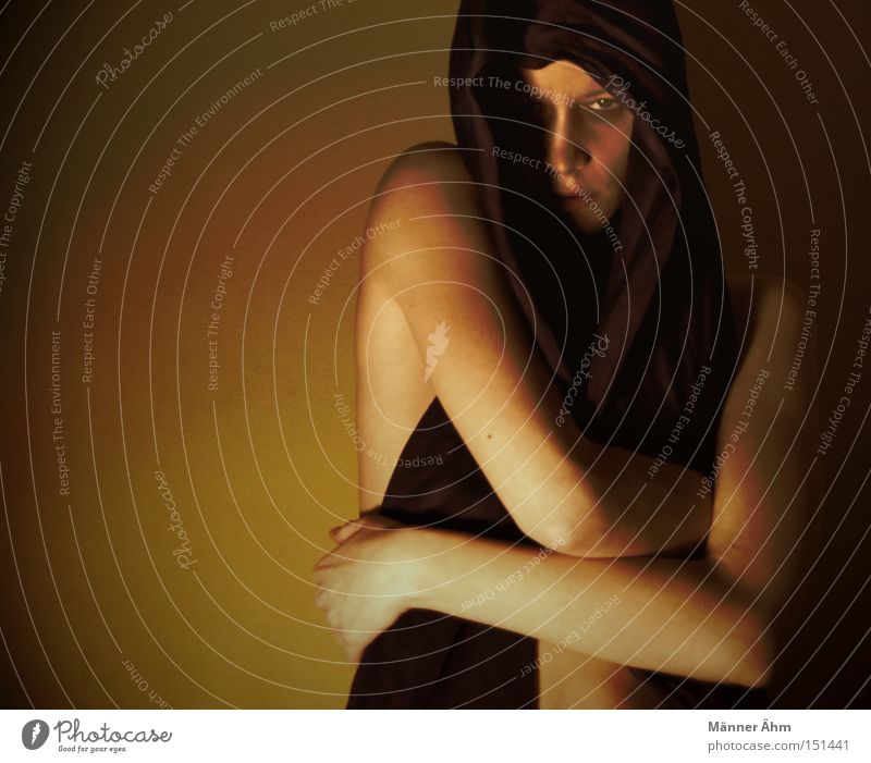 Befangen. Frau Tuch Schal Gesicht Schatten festhalten verstecken Gefühle Angst Panik Schwäche Köper unterdrücken Herz vs. Verstand