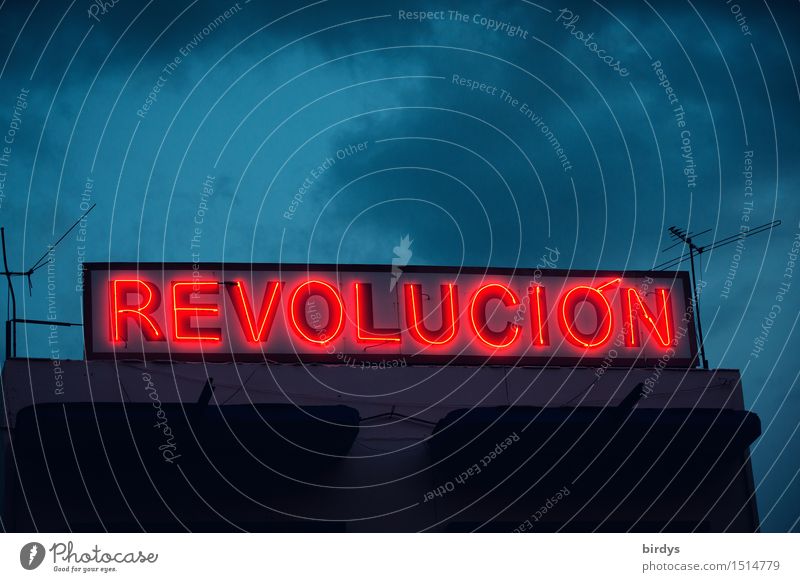 Neonschild Revolucion in Santiago de Cuba in der Dämmerung Wolken Che Revolution Castro Schriftzeichen Politik & Staat Nachthimmel Kuba Haus Antenne