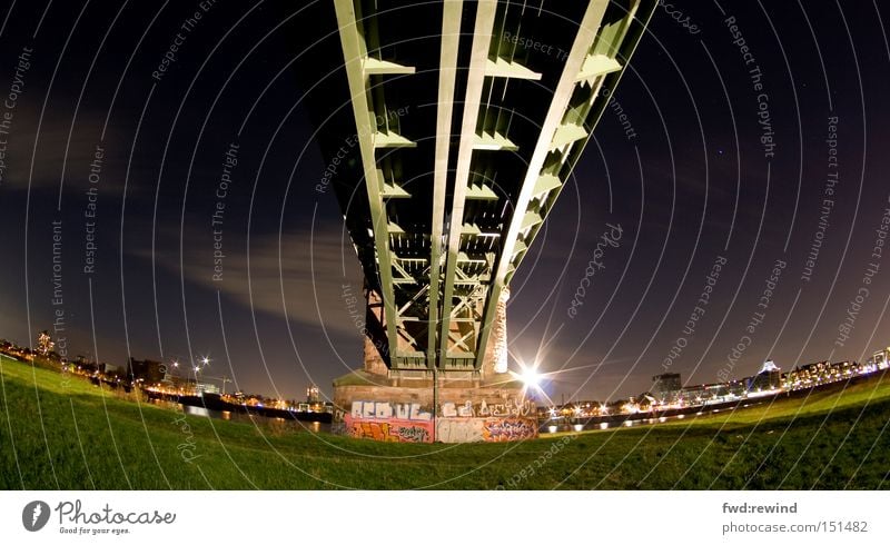 Zum Land der Träume Stadt Nacht Brücke Baugerüst Fischauge Stahl Flussufer Güterverkehr & Logistik Stern (Symbol) Himmel Wiese grün Licht Langzeitbelichtung