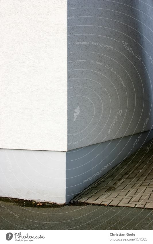 Häuserecke Straße Beton Asphalt Garage Hof Müllbehälter Ecke verputzt grau weiß Schatten Licht Perspektive Architektur Deutschland Detailaufnahme Plastersteine