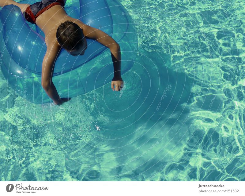 Sehnsucht Schwimmbad Kind Junge Sommer blau türkis Wasser Erholung Frieden Juttaschnecke Im Wasser treiben Schwimmen & Baden Jugendliche