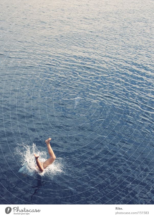 Tauche ein. Wasser springen Meer blau Ferien & Urlaub & Reisen Sommer Beine hüpfen tauchen spritzen Schwimmen & Baden untergehen fallen Freude Spielen