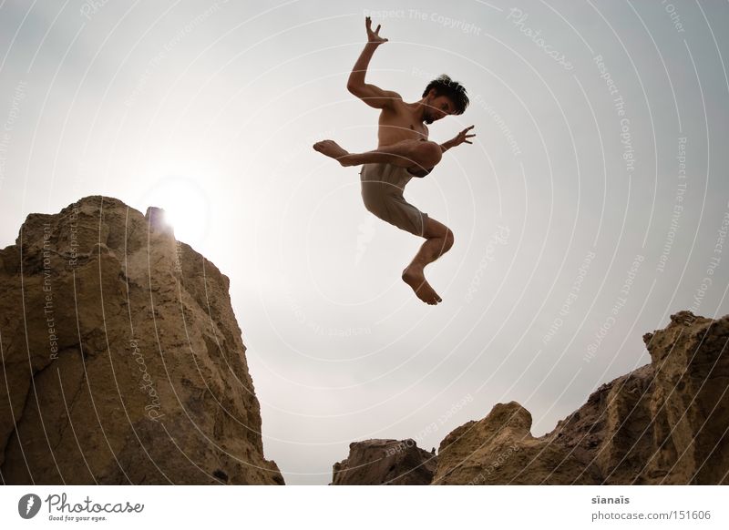 fallobst Mars springen Mann Felsen fallen Sturz Schwerelosigkeit Körper Aktion Dynamik Wüste Sommer Extremsport Funsport Jugendliche Schwerkraft