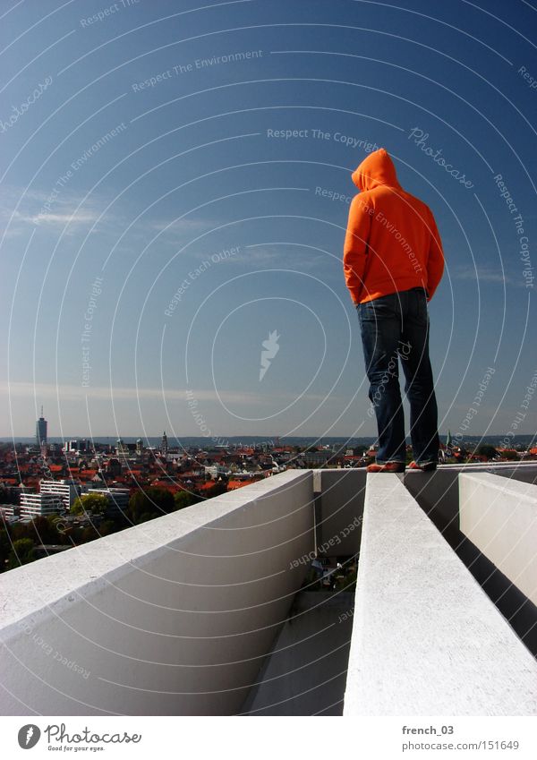 steht wie ne eins Kapuze Mensch Himmel stehen Horizont Freiheit Macht Denken Klarheit orange Beton Zukunft hoch Dach Gebäude