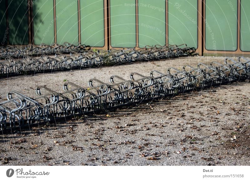 Zwangsurlaub Fahrradständer Parkplatz parken leer Kies Wand grün Schulgebäude Hof Reihe Verkehrswege Freizeit & Hobby Einsamkeit Menschenleer