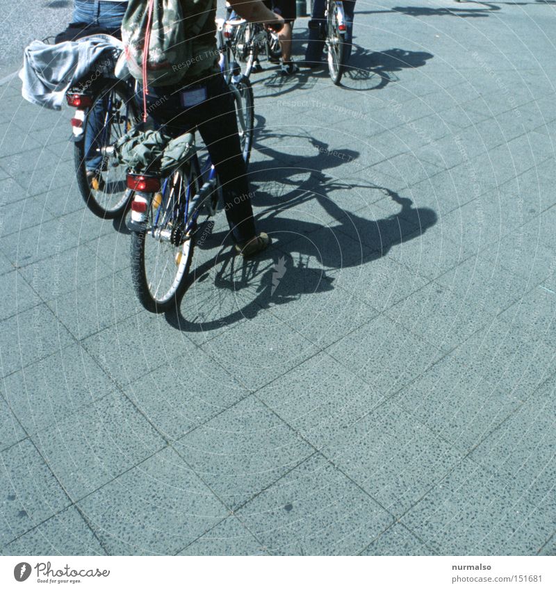 wohin fahren sie denn? Fahrrad Fahrer Wege & Pfade Sauberkeit modern Pedal Schatten Bürgersteig Fahrradweg Ampel stoppen Stein Straßenbelag Verkehrswege