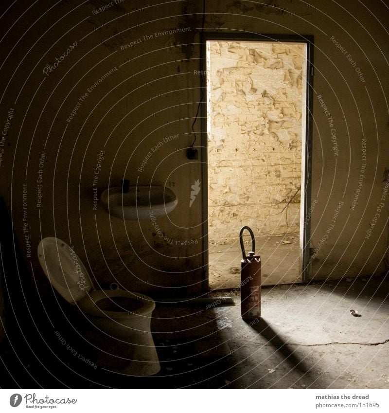 FALLS ES MAL WIEDER BRENNT! Toilette Feuerlöscher Einsamkeit verfallen Waschbecken Raum Licht Tür ruhig Menschenleer schön Idylle Schatten dunkel