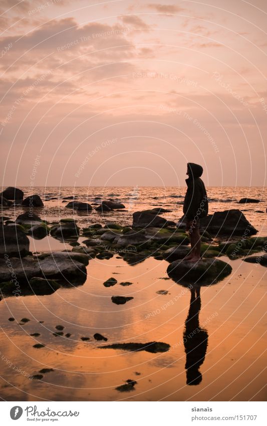 Spiegelbild Rügen Meer Wasser Ostsee Silhouette Mensch Sonnenuntergang Dämmerung Stein Reflexion & Spiegelung Romantik Himmel Abend Fernweh