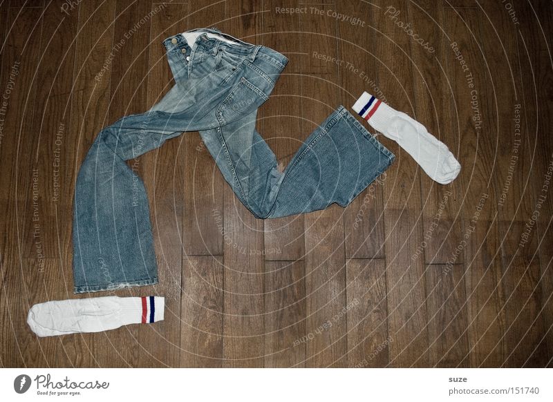 Auf der Flucht Lifestyle Freizeit & Hobby Karriere Mode Bekleidung Hose Jeanshose Strümpfe Holz laufen rennen lustig verrückt blau braun Bodenbelag Panik