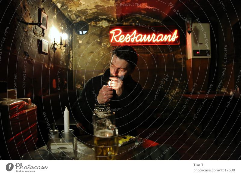 Restaurant Nachtleben Bar Cocktailbar ausgehen trinken Feste & Feiern Mensch maskulin Erwachsene 1 45-60 Jahre Stimmung Rauchen Lokal Farbfoto Innenaufnahme