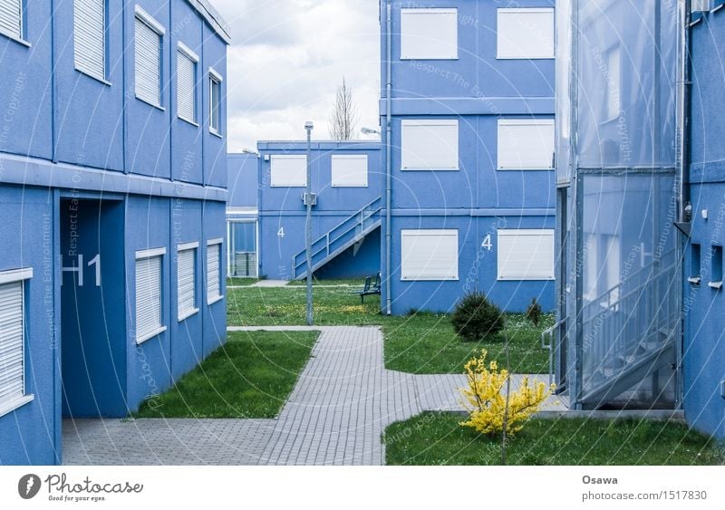 Containerdorf Menschenleer Haus Hütte Bauwerk Gebäude Architektur Wohncontainer Bürocontainer Fassade Fenster Tür eckig einfach Billig hässlich blau Wohnung