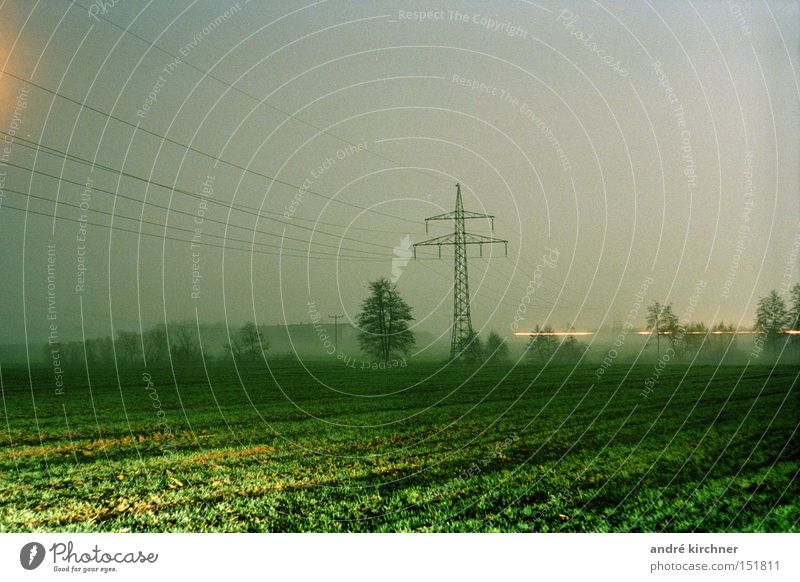 00:17 uhr Getreide Telekommunikation Kabel Himmel Herbst Baum Gras Feld Kommunizieren frei trist weich Bewegung Energie Erwartung Ernte Scheune Elektrizität