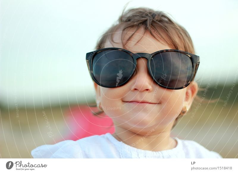 Kind mit Brille schaut neugierig in die Kamera und lächelt Lifestyle Freude Wohlgefühl Freizeit & Hobby Ferien & Urlaub & Reisen Feste & Feiern Kindererziehung
