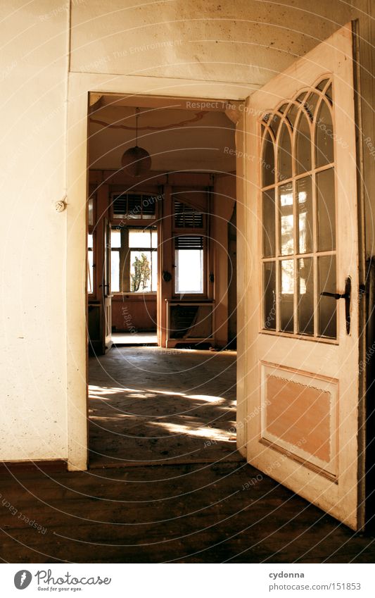 Offen Haus Villa Fenster Licht Leerstand Häusliches Leben Zeit Vergänglichkeit Klassik Nostalgie Jahrhundert verfallen altmodisch Einsamkeit Raum Tür
