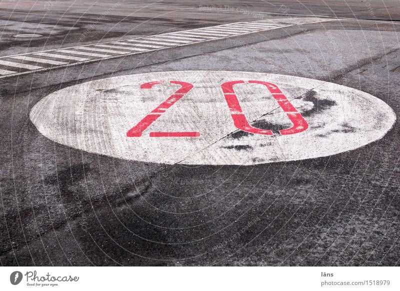 HH16.1 | zwanzig Verkehr Verkehrswege Straße Wege & Pfade Ziffern & Zahlen Stadt Asphalt Streifen Farbfoto Außenaufnahme Textfreiraum unten Tag