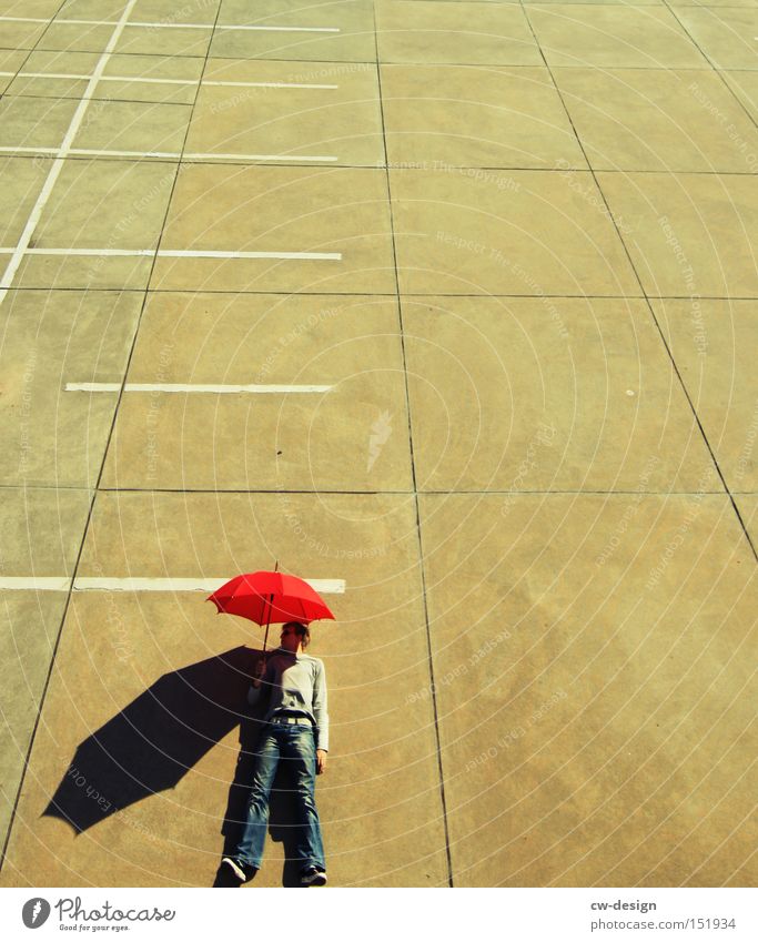 AntiVir On Regenschirm Mensch rot Beton Vogelperspektive Parkplatz Parkdeck Schönes Wetter Schatten Mann maskulin gegen stehen liegen Freude Jugendliche