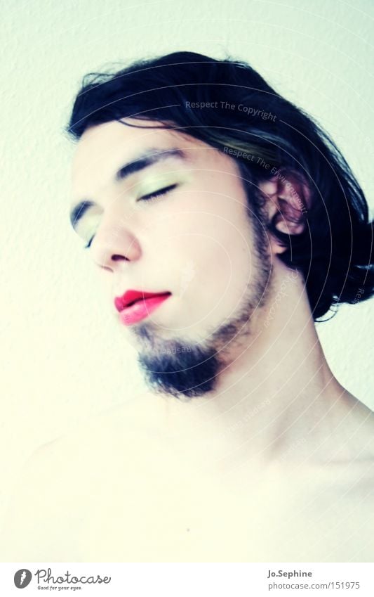 milk and honey Diva Mann Männergesicht geschlossene Augen feminin androgyn geschminkt Lippenstift Lidschatten Bart Transgender Travestie Homosexualität LGBT