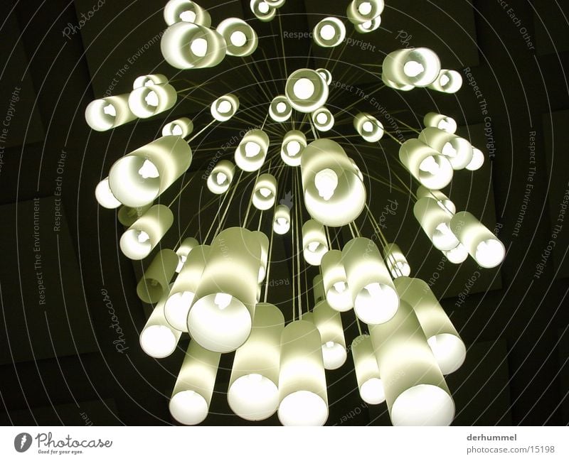Fallendes Lichtermeer Lampe Hängelampe Energiesparlampe Futurismus Milchglas Fototechnik Beleuchtung Schwarzweißfoto Kontrast Surrealismus glasschirme