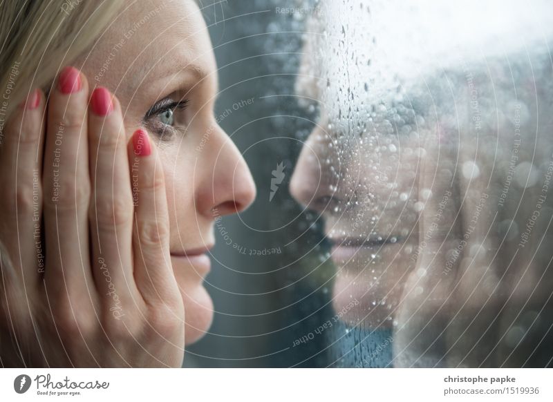 Frau blickt in Fensterscheibe mit Spiegelung Wimperntusche Wohnung feminin Junge Frau Jugendliche Erwachsene Gesicht Auge Hand 1 Mensch 30-45 Jahre