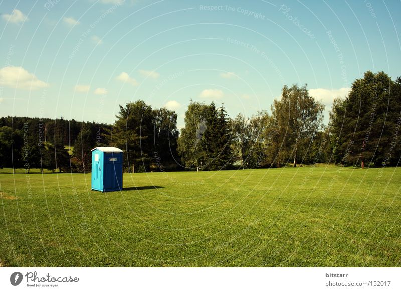 lasst mich durch! Toilette blau eng Erleichterung sanitär Wiese grün Rasen Natur Baum Himmel Schönes Wetter Sommer Einsamkeit ruhig Landschaft Angst Panik