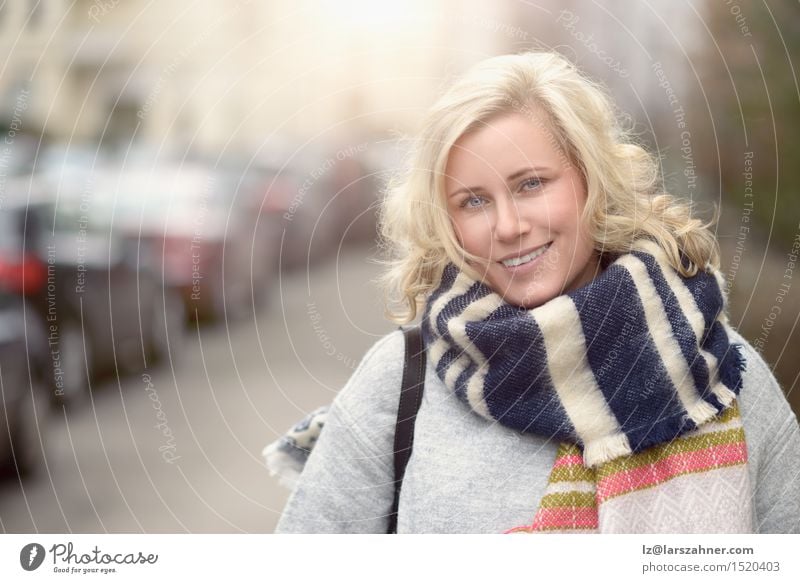 Lächelnde attraktive junge blonde Frau Glück schön Gesicht feminin Erwachsene 1 Mensch 30-45 Jahre Straße Schal lachen Fröhlichkeit Gasse vor der Kamera KFZ