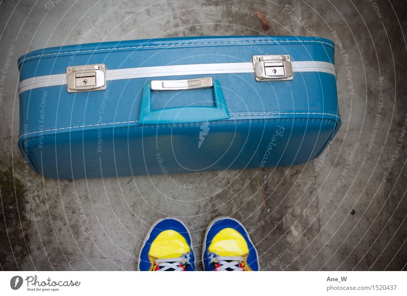 ins Blaue Lifestyle Ferien & Urlaub & Reisen Ausflug Abenteuer Fuß Koffer Schuhe Turnschuh Leder wählen entdecken stehen einfach frei positiv blau Gefühle