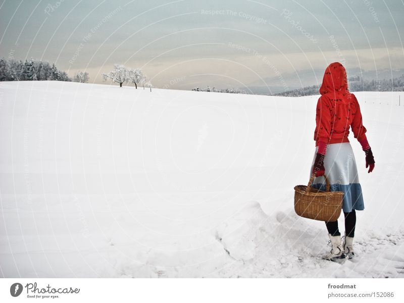 frau antje Winter Schnee Rotkäppchen Märchen Baum Berge u. Gebirge Schweiz kalt weiß grau ruhig Korb kahl