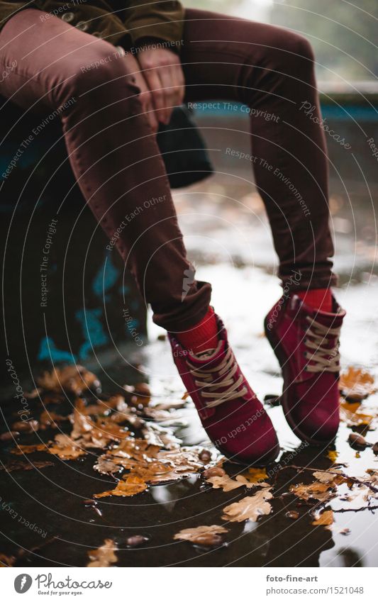 Herbst feminin Arme Hand Beine 1 Mensch Blatt Blüte Stoff Traurigkeit ästhetisch Gefühle Stimmung Romantik "blätter," Schuhe Mode rot Park Regen