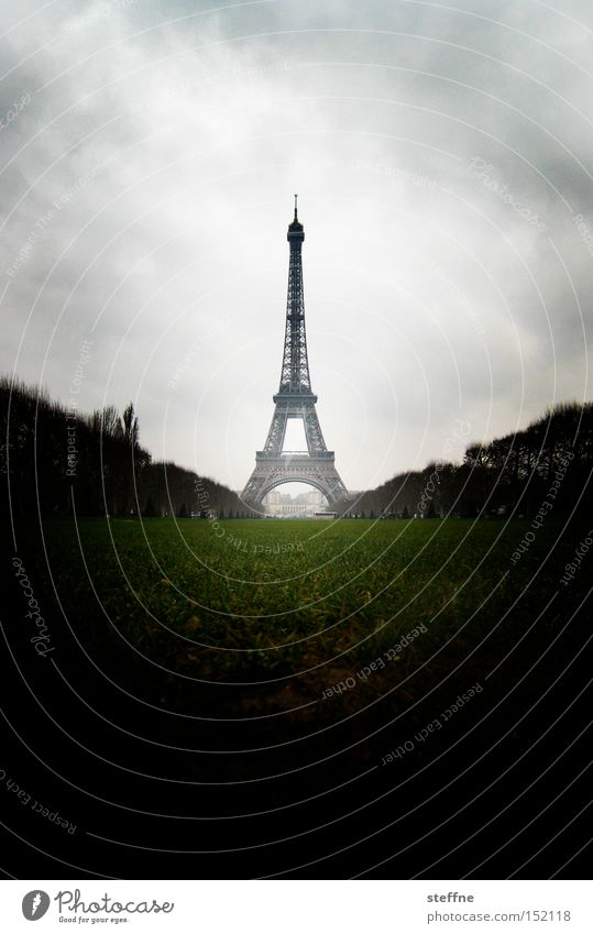 Le Weihnachtsbaume Paris Frankreich Tour d'Eiffel Weltausstellung Wolken dunkel bedrohlich beeindruckend Turm Wahrzeichen Symbole & Metaphern Tourist